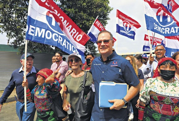 González fue acompañado a formalizar su postulación, por cientos de perredistas miembros de las bases del partido.