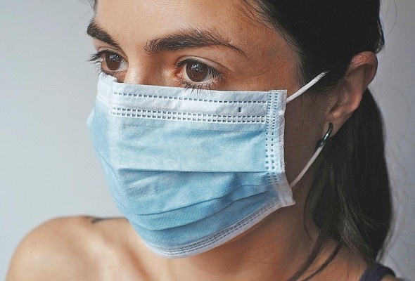 Los CDC recomiendan el uso de mascarilla, particularmente en personas inmunodeprimidas o con afecciones que agravan con el virus.