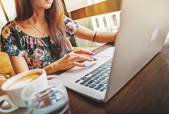 El objetivo es incentivar a las mujeres a que tengan el deseo de emprender o adquirir conocimientos sobre las TIC.