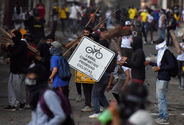 Segundo día de protestas en Colombia deja saqueos y desmanes en Cali