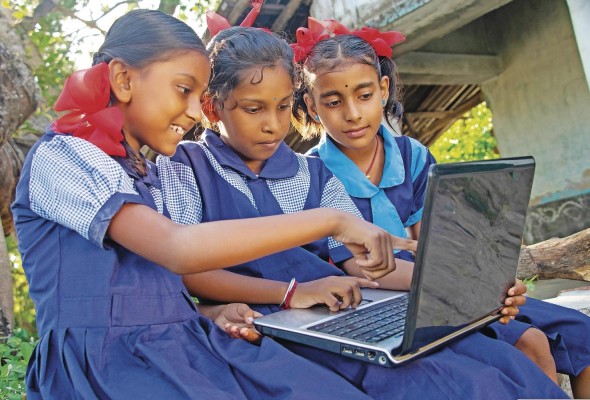 Niños de la India reciben clases a través de la tecnología académica.