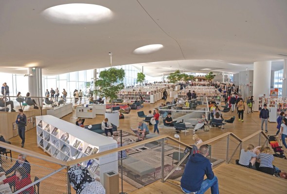 Una de las plantas de la Bibllioteca Pública de Helsinki, el sueño de cualqueir bibliotecario