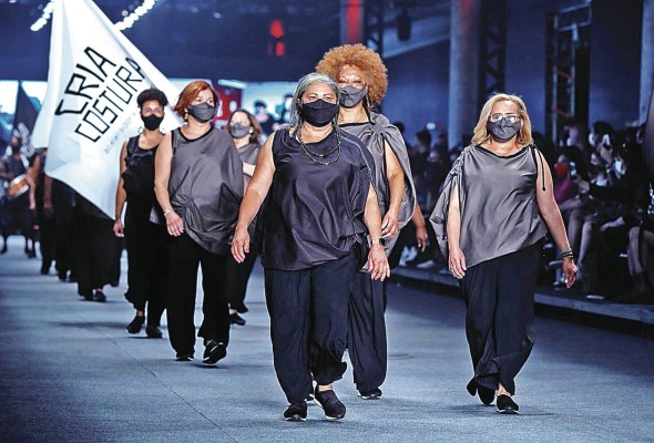 Costureras lucen las creaciones del proyecto 'Cria Costura' durante un desfile de la Semana de la Moda de Sao Paulo.