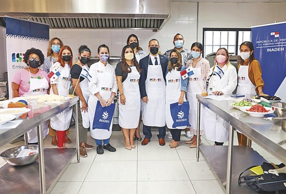Participantes del taller gastronómico con autoridades de la Embajada de Israel y del Inadeh