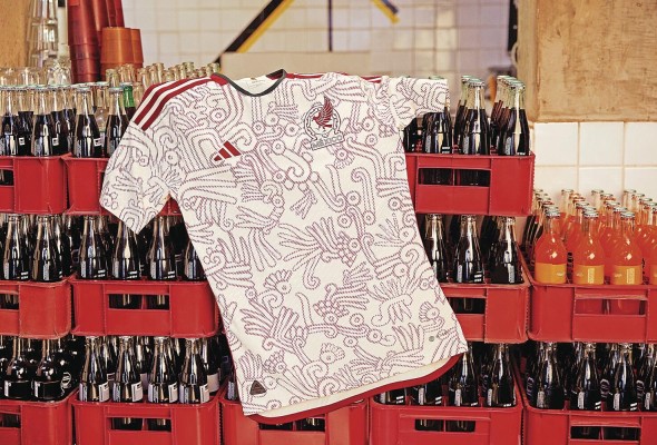 selección de México. Adidas. Visitante Inspirada en sus raíces indígenas y prehispánicas, los mexicanos utilizarán un suéter con los colores blanco y rojo vivo. “Historia, lucha y tradición, esto es México”, destacó el comunicado de la federación.