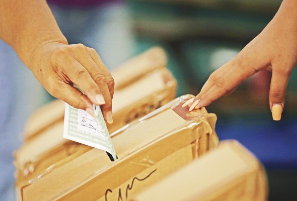 Simpatizantes del partido Panameñista acuden a votar durante las elecciones primarias del colectivo.