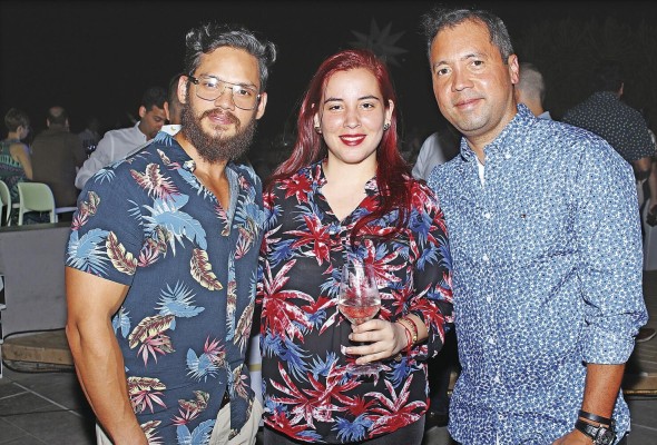 Luis Santamaría, Vanessa Castro y Thanaci Cho Bulgaris