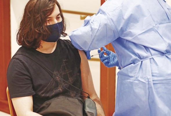 Los médicos también recomiendan que todo individuo mayor de 18 años con problemas en su sistema inmune, reciba la dosis de refuerzo a fin de que alcance un nivel de inmunidad mayor.