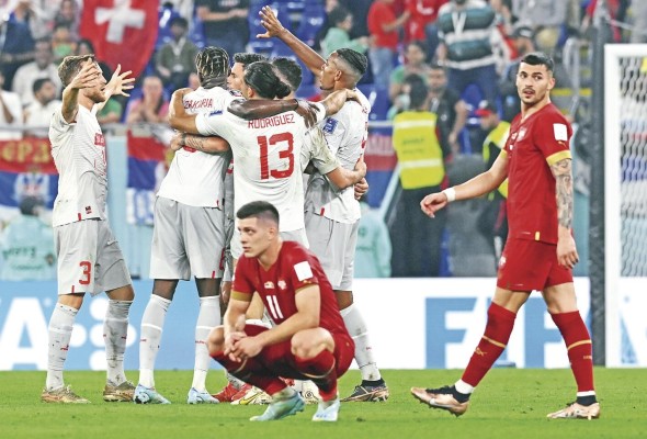 Suiza logró superar un 2 a 1 y venció a Serbia 3 a 2 para clasificarse de segundo.