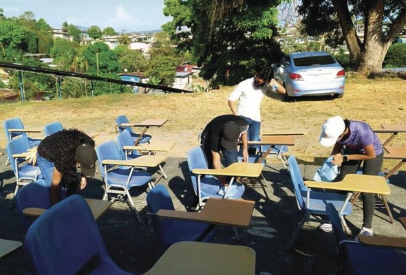 Equipo de trabajo del Ministerio de Educación durante las jornadas de limpieza y reparación en las escuelas.