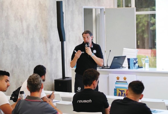 Saccone durante una de sus intervenciones como parte del 'staff' de instructores de la Conmebol para Sudamérica. “Vamos por los distintos países miembros, a pedido de los países, dando cursos tanto de iniciación como de alto rendimiento”, señala.
