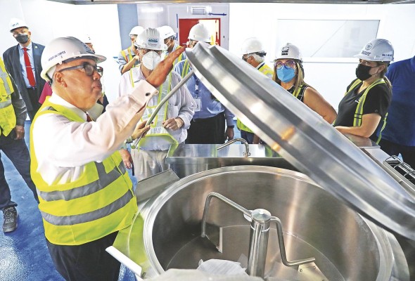 La nueva instalación cuenta con grandes equipos industriales de cocina, como la llamada marmita.