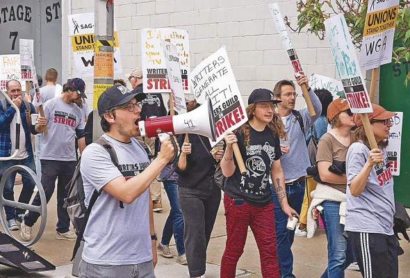 Más de 11.500 guionistas se han alzado contra las irregularidades de salario en las producciones de Hollywood.