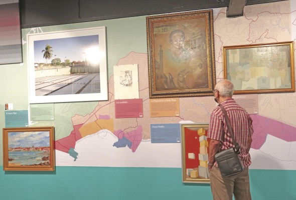 Un mapa y diversas obras muestran la evolución de la ciudad de Panamá