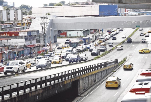 El plan incluye levantar la restricción de movilidad por género en todo el país.
