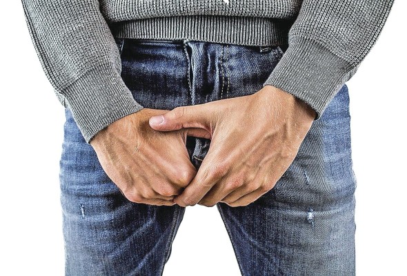 Esta condición se genera cuando la sangre queda atrapada en el pene, no recibe oxígeno y el tejido cavernoso puede afectarse.