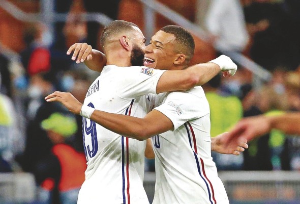 Los delanteros franceses Kylian Mbappé y Karim Benzema, en una foto de archivo.