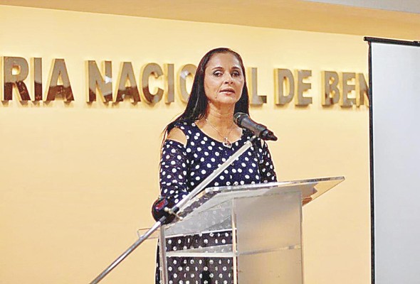 Elodia Muñoz es profesora, escritora y licenciada en relaciones públicas.