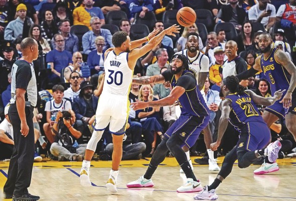 Stephen Curry durante el partido inaugural de esta temporada ante Los Ángeles Lakers