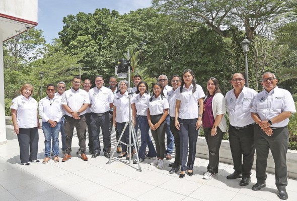 Equipo de investigadores y estación meteorológica con sensor.