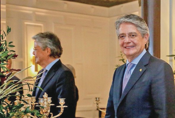 El presidente de Ecuador, Guillermo Lasso, posa después de una entrevista para Europa Press, en el hotel Ritz, el 5 de noviembre de 2021, en Madrid, (España).