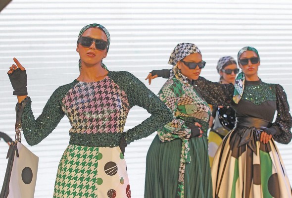 Las modelos lucieron las creaciones del diseñador mexicano Benito Santos durante la edición 77 de Intermoda realizada en México.