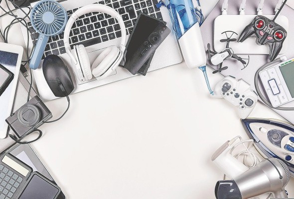 Los desechos electrónicos o eléctricos pueden contener sustancias peligrosas, como el cadmio, mercurio, plomo, arsénico, fósforo, aceites peligrosos y gases que agotan la capa de ozono.