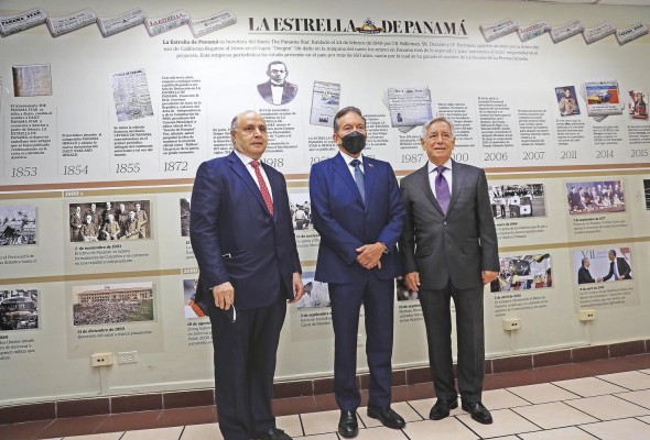 Abdul Waked, presidente del Grupo Wisa (izq), Laurentino Cortizo, presidente de la República, y Eloy Alfaro, presidente de GESE