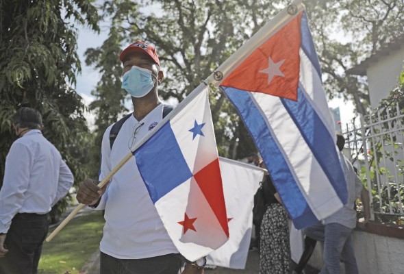 Manifestantes de grupos que respaldan la revolución cubana en la embajada de la isla caribeña en Panamá