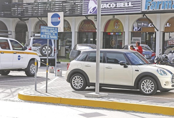 Los espacios adaptados para emergencias son utilizados por autos particulares.