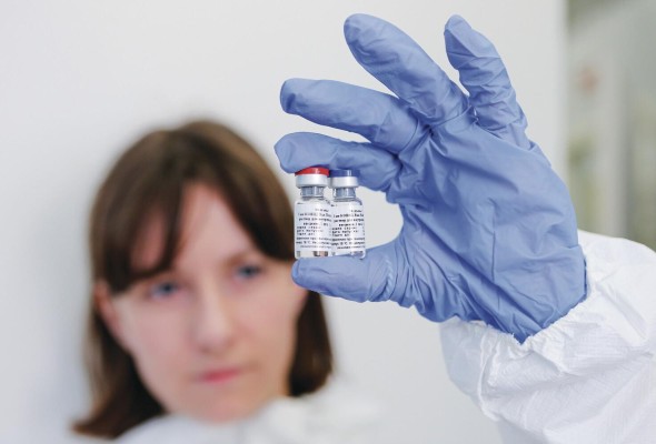 Una investigadora rusa muestra la vacuna.