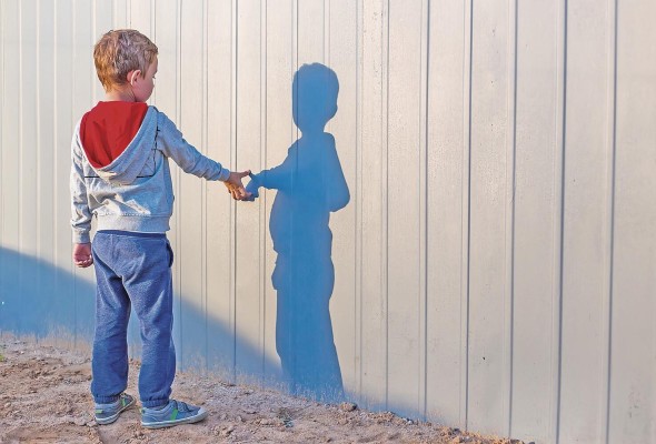 Desde la primera infancia y durante toda la vida, una amplia gama de intervenciones pueden optimizar el desarrollo, la salud, el bienestar y la calidad de vida de las personas con autismo.
