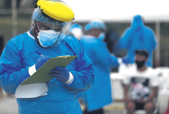 Los primeros casos del nuevo coranovirus, que causa la covid-19, se dieron a conocer en diciembre de 2019 en China y desató la epidemia mundial