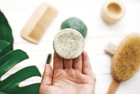 Este tipo de cosmética es respetuoso con el medio ambiente en todo el proceso, desde la formulación, fabricación y producción, hasta su distribución.