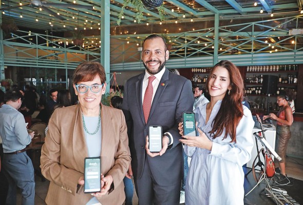 Carmen Sánchez, gerente general - Visa Guatemala, El Salvador y Honduras; Eduardo Marin, líder de Desarrollos de Mercados – Mastercard; Fiorela Castillo, gerente comercial – Kash