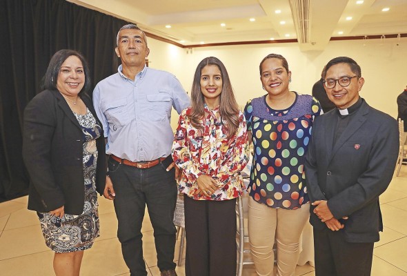 Gilma G. Espinosa, Víctor Albornoz, Emily Camejo, María E. Veloz y padre Marco T. Gómez