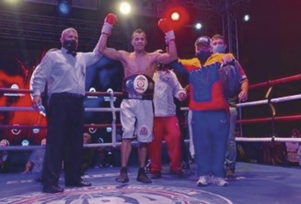 El árbitro levanta la mano a González, luego de coronarse el 6 de marzo campeón Fedelatin Wélter AMB.