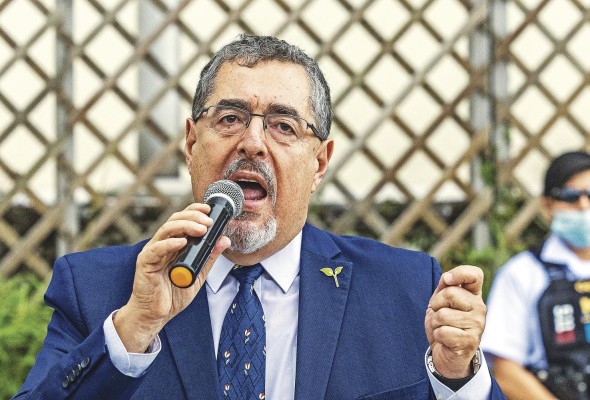 El candidato presidencial guatemalteco Bernardo Arévalo De León (c) participa durante una conferencia de prensa en ciudad de Guatemala.