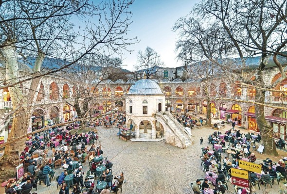 Terrazas de té y tiendas de seda en el bazaar de seda Koza Han