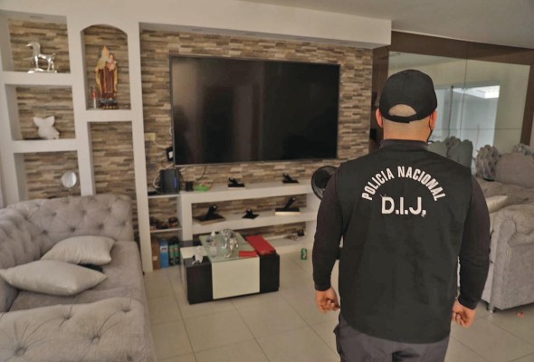 La cuarta y última propiedad del recorrido estaba ubicada en Montelimar, distrito de La Chorrera, en la que según fuentes consultadas presuntamente habitaba un integrante de la organización imputado por presunto delito de crimen organizado en calidad de autor y blanqueo de capitales. La residencia consta de dos plantas. En la planta baja una sala con muebles color gris y un gran televisor se aprecian de inmediato. El comedor de seis lugares con sillas tapizadas en tono beige está situado al lado de la cocina, que en la parte superior del gabinete esperaban el descorche varias botellas de champán. Similar a la supuesta casa del cabecilla del grupo, esta vivienda contaba con un pasillo con una puerta a la calle que podía ser empleado como un recibidor privado. La piscina de la casa estaba casi lista para su uso, pero sin agua. En la parte superior tenía un tragaluz rectangular que iluminaba el área. Las paredes aún estaban en obra y a un costado de la piscina se apreciaban los materiales de construcción. La planta alta tiene tres recámaras con los colchones envueltos en plástico, nuevos. Al parecer, previas diligencias desordenaron las recámaras que aún tenían olor a nuevas.