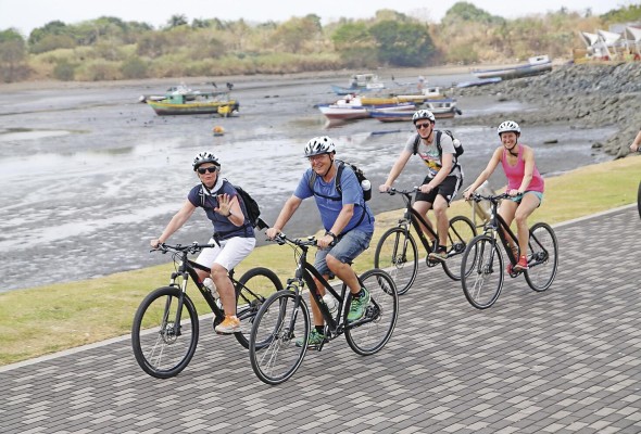 Los turistas llegan pedaleando al Casco Antiguo.