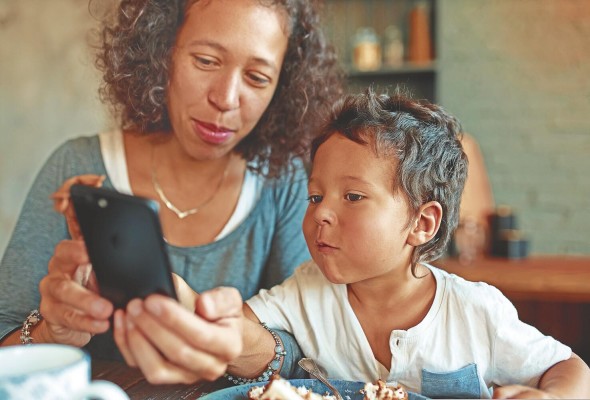 Las madres solteras carecen de las mismas oportunidades de realizarse personalmente que sí tienen otras mamás.