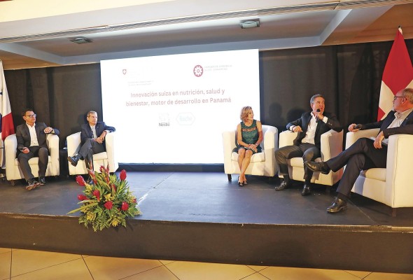 Izquierda: Antonio Vergara, jefe de diagnósticos de Roche para Latinoamérica; y Álvaro Soto, gerente general de Roche para Centroamérica y Caribe durante el panel “Fortaleciendo la competitividad de Panamá”.