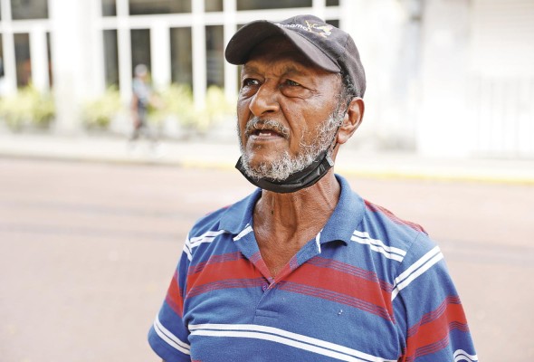 Francisco Jiménez vende mascarillas y afeitadoras en el parque Santa Ana.