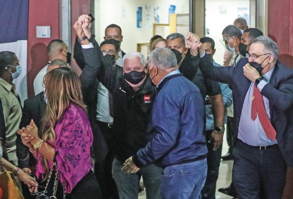 El expresidente de la República, Ricardo Martinelli fue absuelto del “caso pinchazos” por las juezas del Tribunal de Juicio del Primer Circuito Judicial.