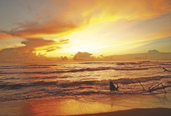 Amanecer en Soropta, esta playa cuenta con 16 kilómetros.