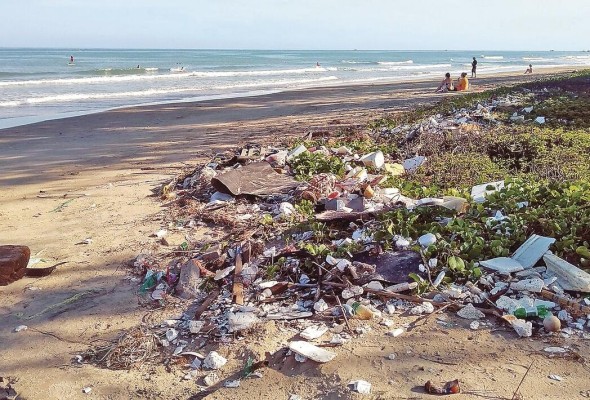 El plástico representa el 85% de los residuos que llegan a los océanos, y para 2040 los volúmenes de este material que fluirán hacia el mar casi se triplicarán, según datos del Programa para el Medio Ambiente de las Naciones Unidas.