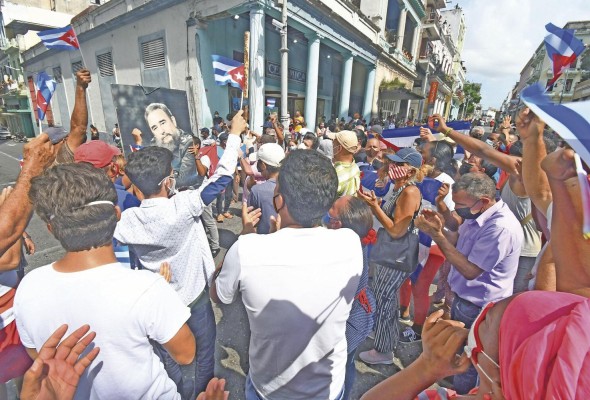 Un grupo de personas defienden la revolución comunista de Fidel Castro.