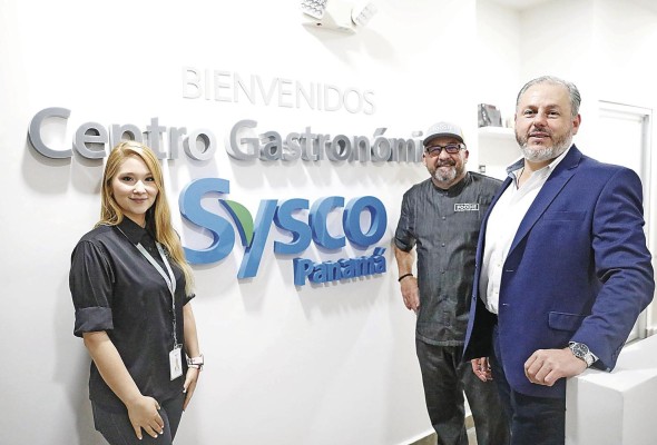 Verónica Saborin, Neil Doherty, Alexander Chacón