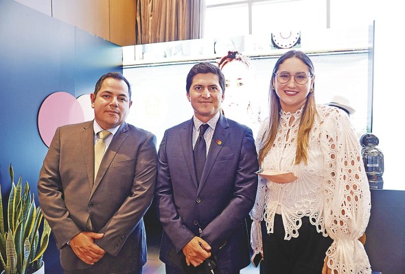 Manuel Zaldívar, Elkin Cetina y Christine Proenza
